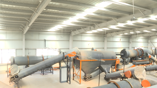 企业利用微生物技术对餐厨垃圾进行处理。赵洁薇摄